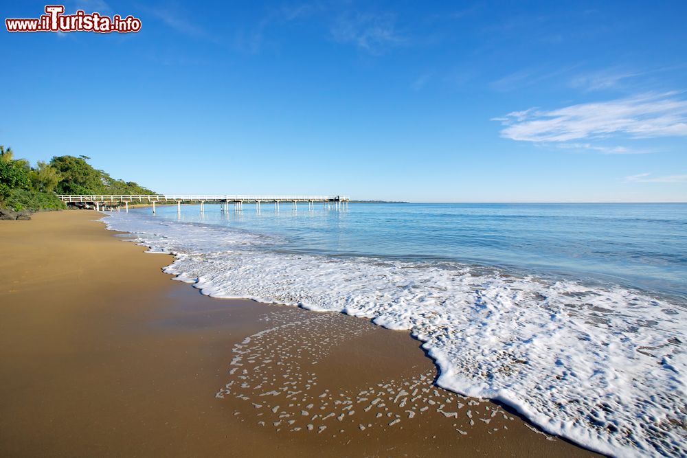 Immagine Le acque dell'oceano si infrangono sulla spiaggia di Hervey Bay nel Queensland, Australia.