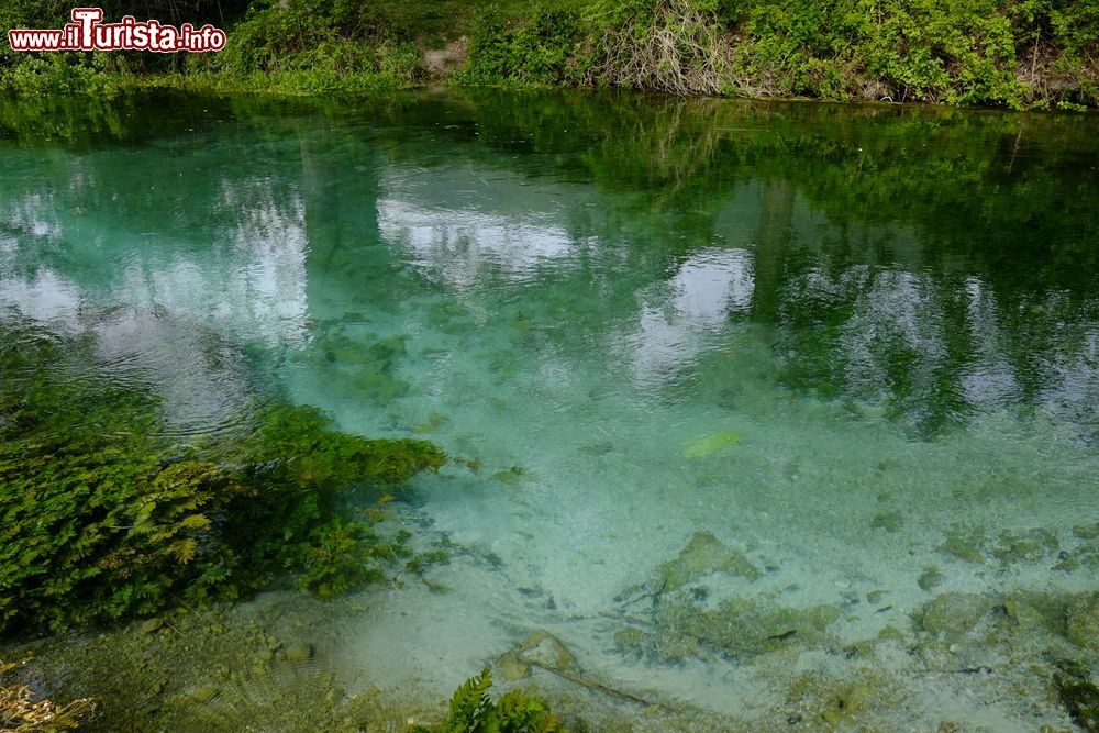 Immagine Le acque limpide del fiume Tirino, vicino a Capestrano, sono state utilizzate per le riprese della serie TV Les Revenants