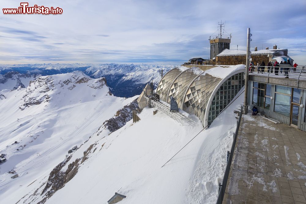 Immagine Le Alpi bavaresi innevate viste dalla piattaforma dello Zugspitze a Garmisch-Partenkirchen, Baviera (Germania).