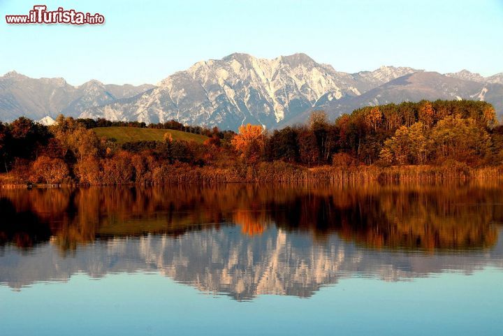 Immagine Le Alpi Carniche in autunno, fotografate dal lago di Ragogna in Friuli - © Johann Jaritz - CC BY-SA 3.0 - Wikimedia Commons.