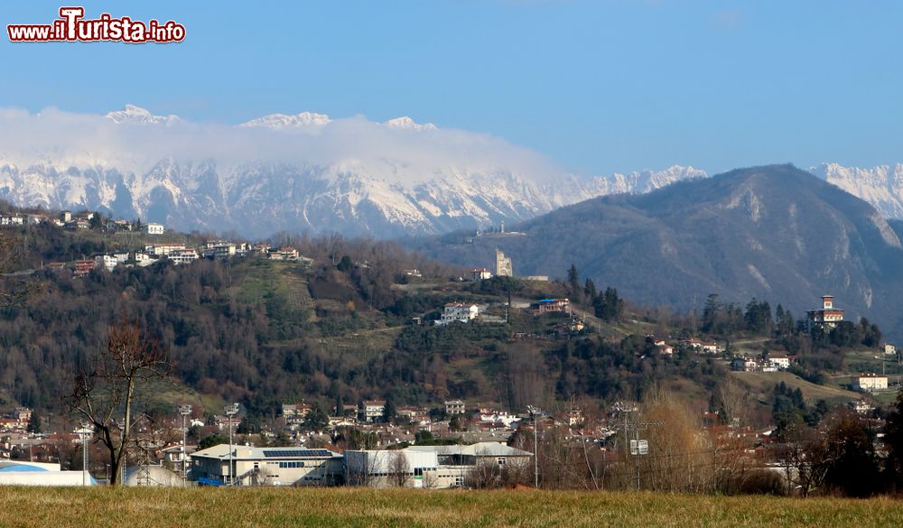 Immagine Le Alpi Giulie fanno da cornice al paesaggio di Tarcento in Friuli Venezia Giulia