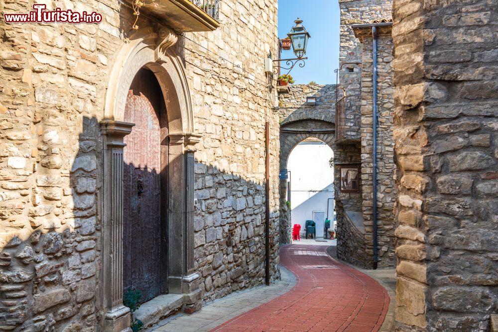 Immagine Le antiche case in pietra nel centro di Guardia Perticara, Basilicata.Testimonianze antiche rivelano la presenza di un nucleo abitato sin dalla prima età del ferro.