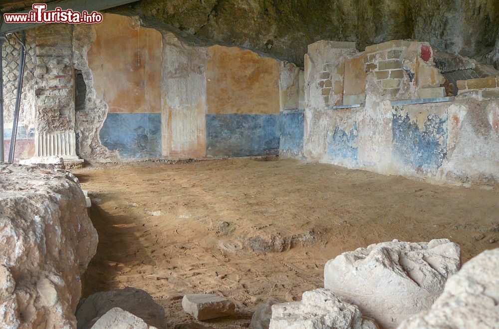 Immagine Le antiche mura affrescate della Villa di Tiberio dentro la grotta di Sperlonga