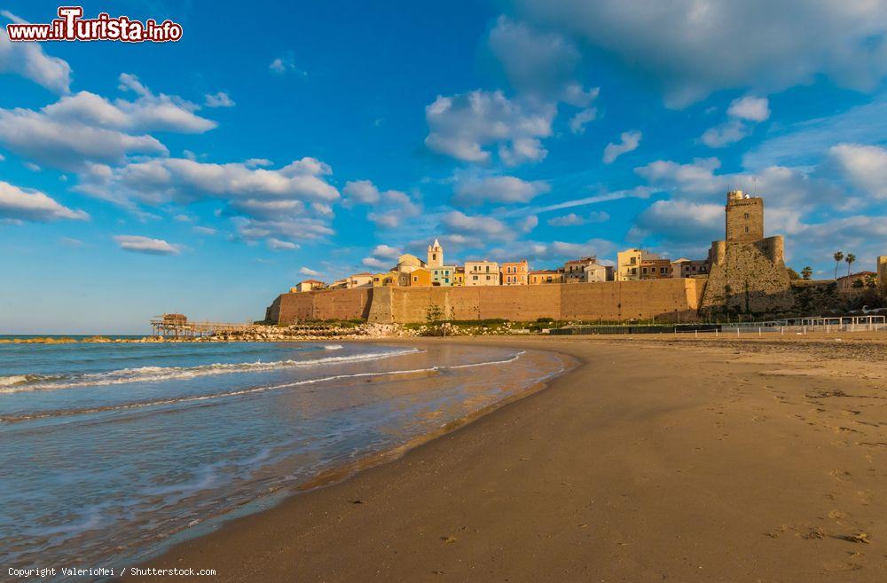 Immagine Le antiche mura cittadine di Termoli affacciate sul mare Adriatico, Molise. In primo piano, un tratto del litorale sabbioso di questa località della provincia di Campobasso - © ValerioMei / Shutterstock.com