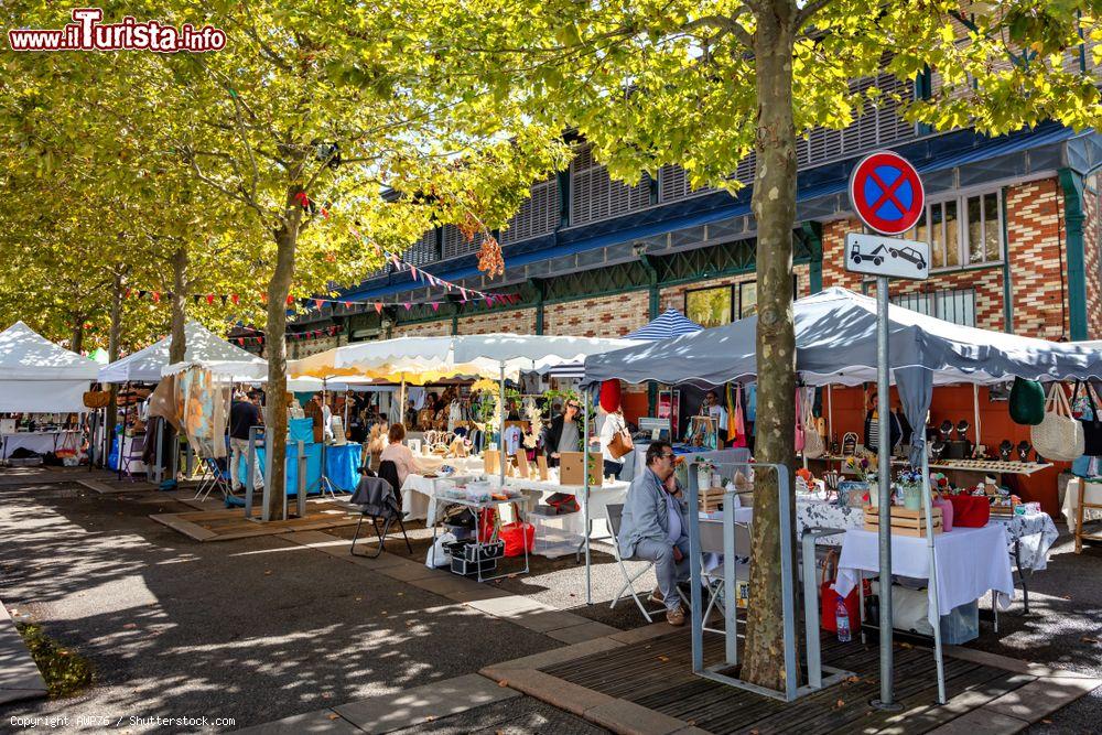 Immagine Le bancarelle di un mercatino nel centro di Saint-Jean-de-Luz, Francia - © AWP76 / Shutterstock.com