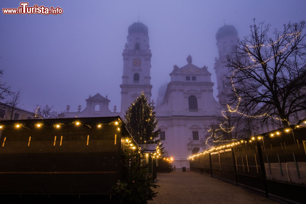 Immagine Le bancarelle illuminate del mercatino natalizio di Passau, Germania, dopo la chiusura in una serata di foschia.