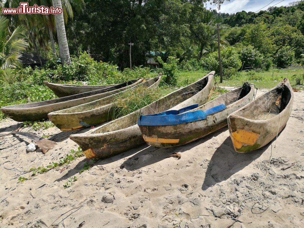 Immagine Le barche tradizionali in un villaggio di moken, arcipelago di Mergui (Myanmar): moken sono gli abitanti di queste isole, noti anche come "zingari del mare", che si muovono su piccole imbarcazioni in legno chiamate "kabang".