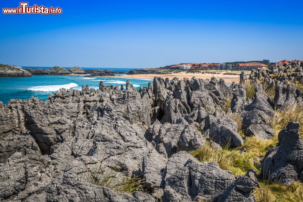 Immagine Le bizzarre rocce che caratterizzano la spiaggia di Helgueras, Noja, Spagna.