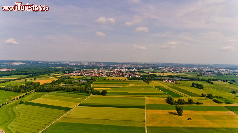 Immagine Le campagne intorno a Neu-Ulm, sud della Germania. Questa cittadina bavarese si può raggiungere percorrendo l'autostrada del Brennero sino al confine di stato: si prosegue per Innsbruck e Munchen prima di deviare lungo la A8 in direzione di Augsburg. L'uscita è la prima dopo il ponte sul Danubio sulla A7.