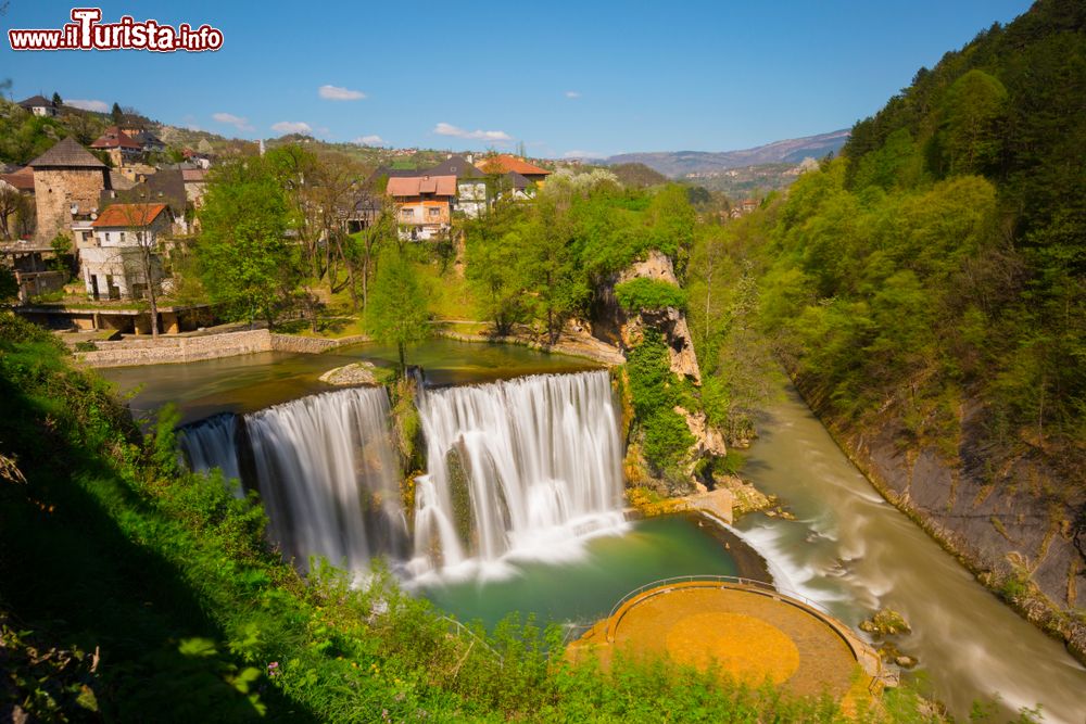 Immagine Le cascate della Pliva fotografate dall'alto, Jajce, Bosnia e Erzegovina.