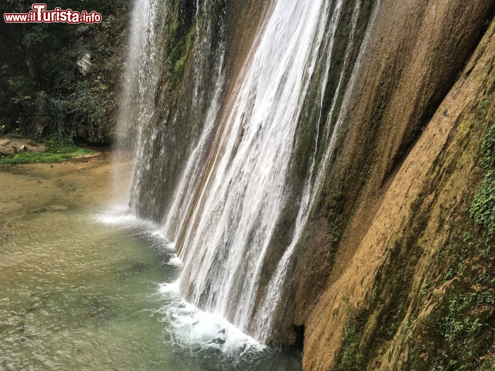 Immagine Le cascate di Cola de Caballo nei pressi di Monterrey, Messico. Si trovano nella città di Villa de Santiago, a circa 40 km dalla capitale dello stato del Nuovo Leon, e sono una delle destinazioni turistiche più visitate dagli appassionati di natura. Il salto dell'acqua è di 25 metri.