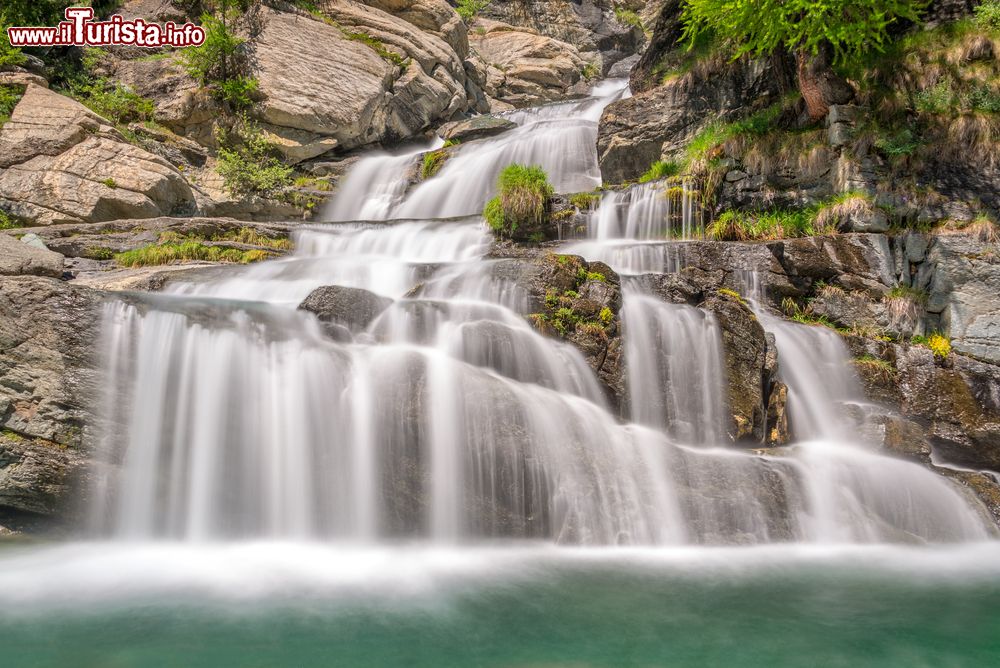 Immagine Le cascate di Lillaz vicino a Cogne, Parco Nazionale del Gran Paradiso, Valle d'Aosta. Queste famose cascate con tre salti d'acqua del torrente Urtier si raggiungono su un sentiero che dista una decina di minuti dal villaggio di Lillaz.