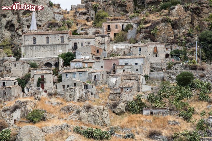 Immagine Le case antiche del centro di Pentedattilo - © Belfry / Shutterstock.com