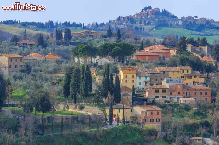 Immagine Le case colorate del borgo di San Giovanni d'Asso, provincia di Siena