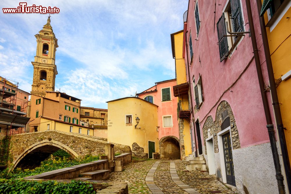 Immagine Le case colorate del borgo storico di Dolcedo in Liguria