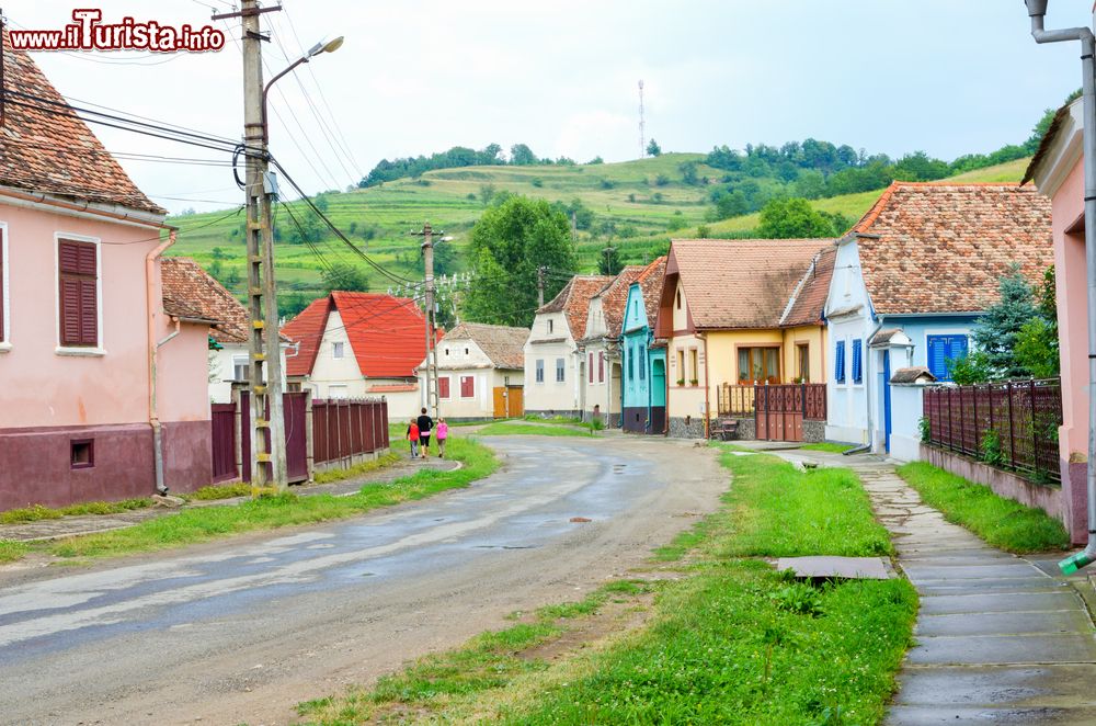 Immagine Le case colorate del paesino di Biertan, Transilvania, Romania. A circondare la cittadina sono colline bordeggiate da vigne, culture di granoturco e boschi.