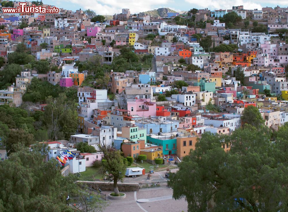 Immagine Le case colorate di Guanajuato, Messico. Un bella fotografia delle abitazioni variopinte che caratterizzano lo storico centro cittadino .