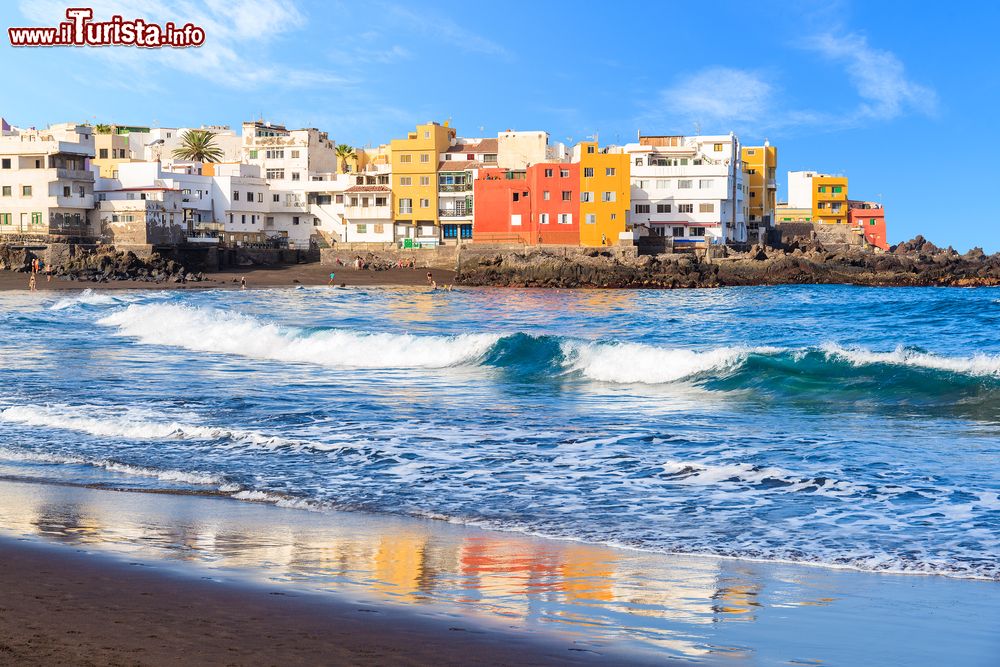 Immagine Le case colorate di Punta Brava viste da una spiaggia di Puerto de la Cruz, Tenerife, isole Canarie (Spagna).