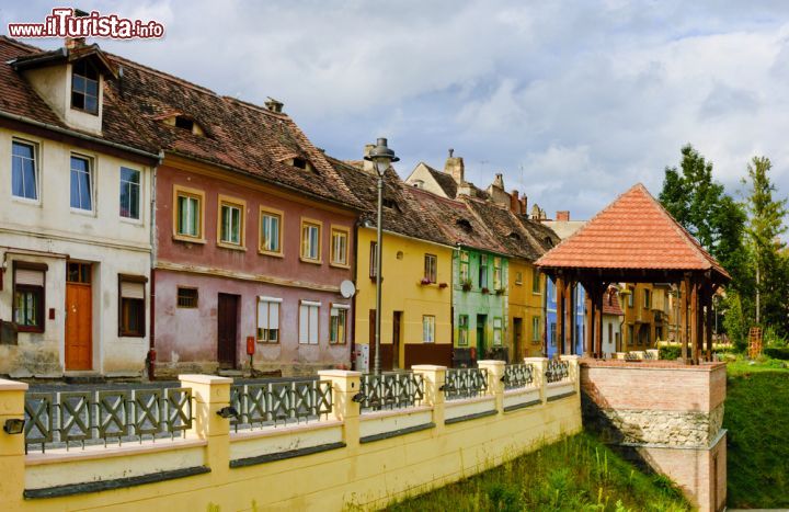 Immagine Case colorate a Sibiu, Romania - Facciate variopinte per gli edifici fotografati in questo angolo della città costruita nei pressi di un insediamento di epoca romana nominato in alcuni documenti medievali come Caedonia © Christian Draghici / Shutterstock.com