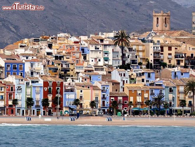 Immagine Le case colorate nella città costiera di Vila Joiosa, Spagna. Affacciate sul mare, le abitazioni tinteggiate con tonalità pastello indicavano ai marinai la strada del rientro.