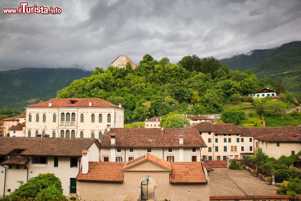 Immagine Le case del borgo di Polcenigo in Friuli, dominate dalla molte dl castello