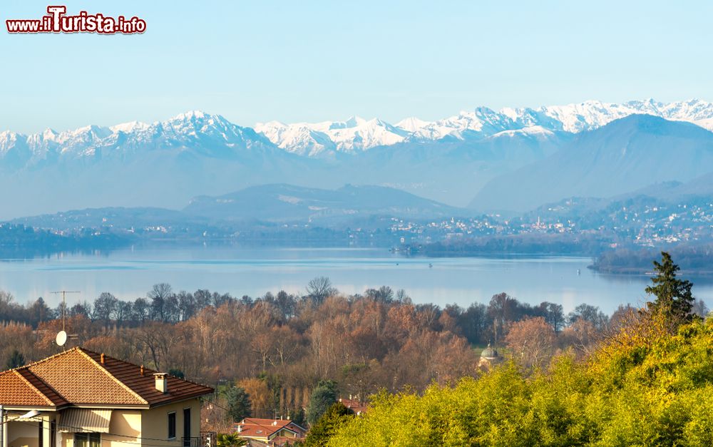 Immagine Le case di Azzate e il belvedere sul lago di Varese e la chiostra alpina in secondo piano