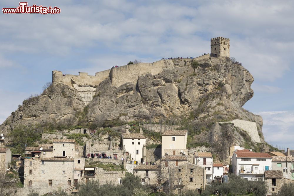Immagine Le case e il castello del borgo di Roccascalegna in Abruzzo