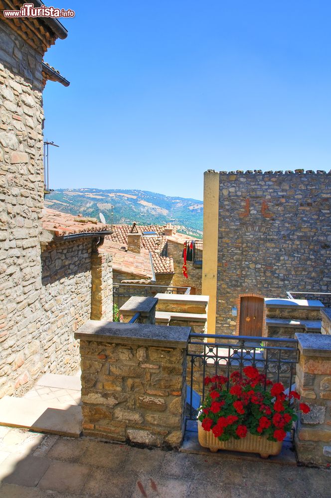 Immagine Le case in pietra arroccate una sull'altra a Guardia Perticara, Basilicata.