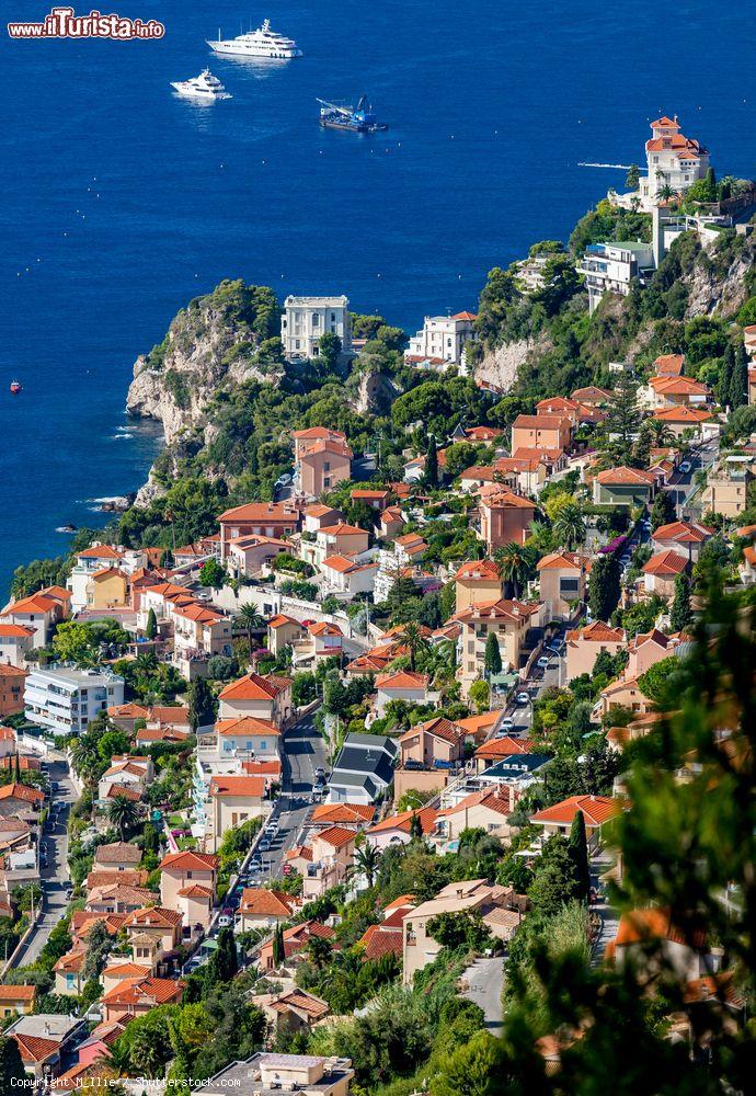 Immagine Le case sulla collina di Roquebrune-Cap-Martin, Costa Azzurra. Sullo sfondo, barche nel Mediterraneo - © M_Ilie / Shutterstock.com