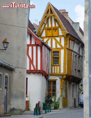 Immagine Le case tipiche in graticcio del centro di Noyers il borgo della Francia sul fiume Serein - © Michal Szymanski / Shutterstock.com