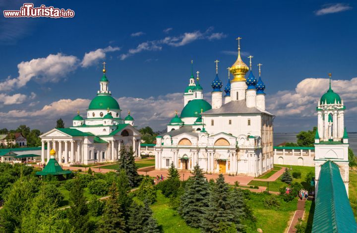 Immagine Cattedrali Dimitrievsky e Zachatievsky a Rostov, Russia - Due degli edifici religiosi più suggestivi di Rostov, antichissima città russa della regione di Yaroslavl, inserita nel prestigioso tour dell'Anello d'Oro © Viacheslav Lopatin / Shutterstock.com