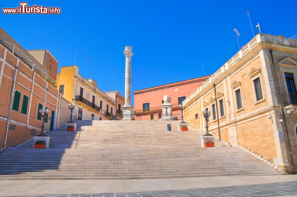 Immagine Le colonne romane di Brindisi, Puglia. Si tratta di un monumento situato presso il porto cittadino: un tempo erano due ma nel 1528 una crollò lasciando così mutilo questo simbolo di Brindisi. Il capitello, copia dell'orginale, raffigura 4 divinità e 8 tritoni fra foglie d'acanto.