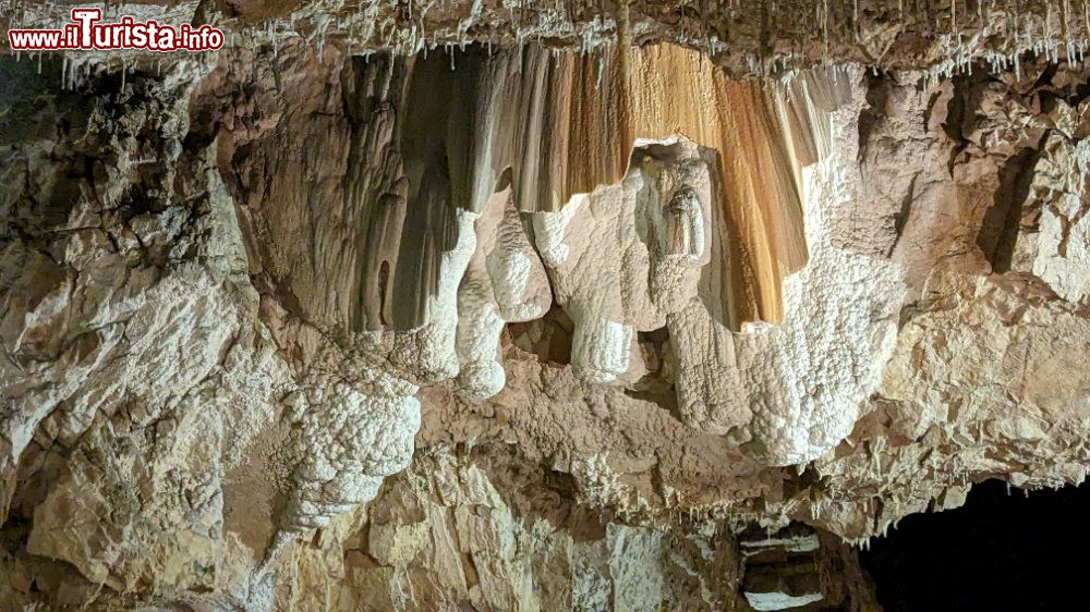 Immagine Le concrezioni calcaree dentro la Grotta de la Luire