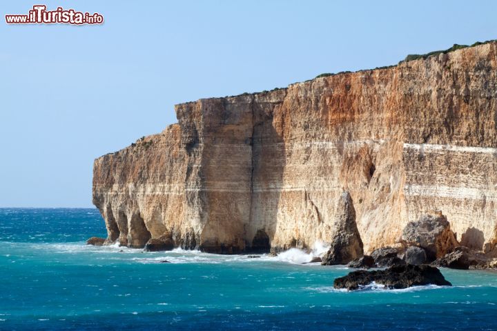 Immagine Scogliere di Comino, Malta - Si innalzano maestose e imponenti le alte scogliere dalle mille sfumature dell'isola di Comino. A lambirle sono le acque turichesi del Mare Mediterraneo © Iakov Filimonov / Shutterstock.com