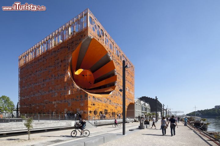 Immagine Le Cube Orange alla Confluence di Lione, Francia. Questo progetto dello studio Jacob + MacFarlane Architects fa parte degli interventi urbanistici di recupero e riqualificazione del porto vecchio di Lione. Docks e immobili industriali che sorgono sulla sponda del fiume Saona sono stati riconvertiti.