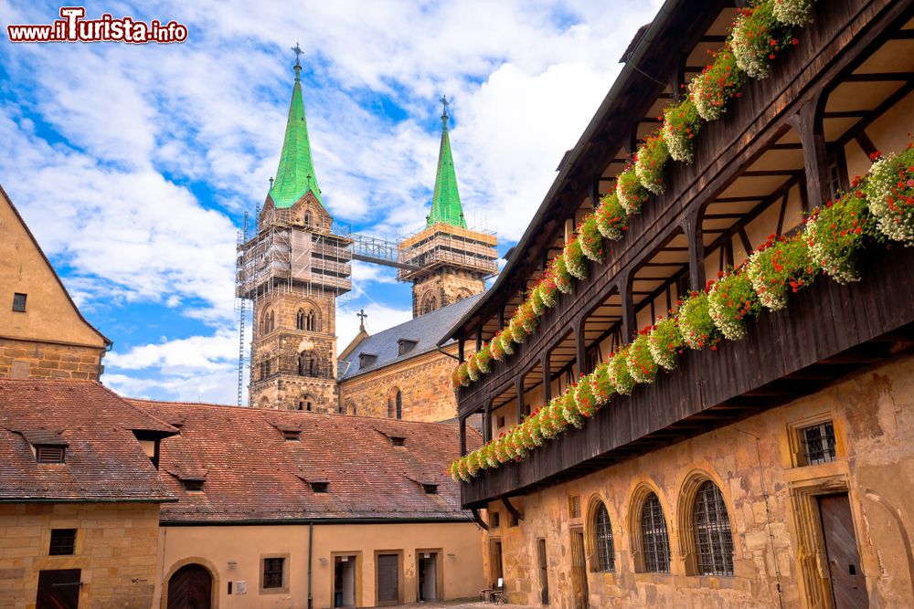 Immagine Le cupole del Bamberger Dom viste da una stradina del centro storico, Germania.