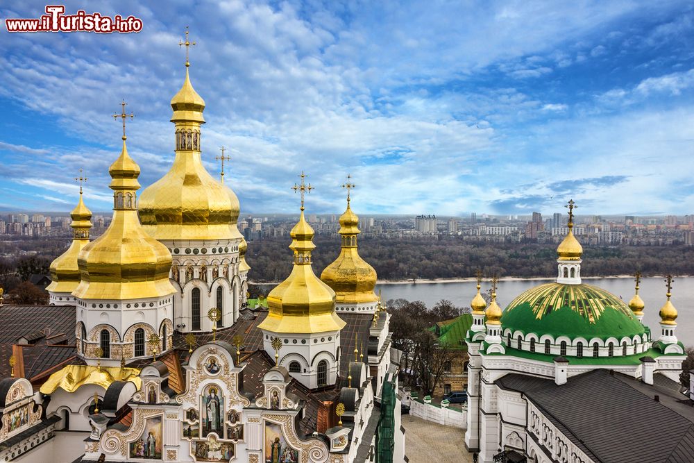 Immagine Le cupole del Pechersk Lavra Monastery e il fiume Dnieper a Kiev, Ucraina.