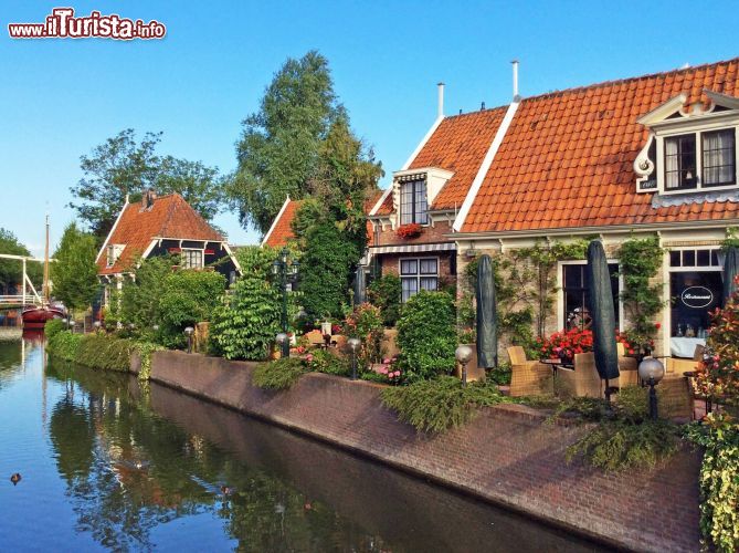 Immagine Canale e case eleganti nella cittadina di Edam in Olanda - © Michela Garosi / TheTraveLover.com