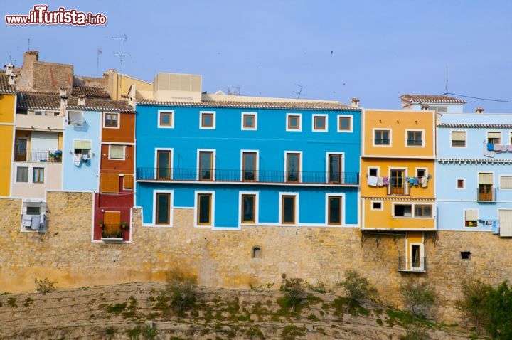 Immagine Le facciate colorate delle case di La Vila Joiosa, Spagna. Oltre al bel centro storico, questa cittadina della Comunità Valenciana è famosa anche per la tipica festa che si svolge a fine luglio in occasione del Festival dei Mori e dei Cristiani.