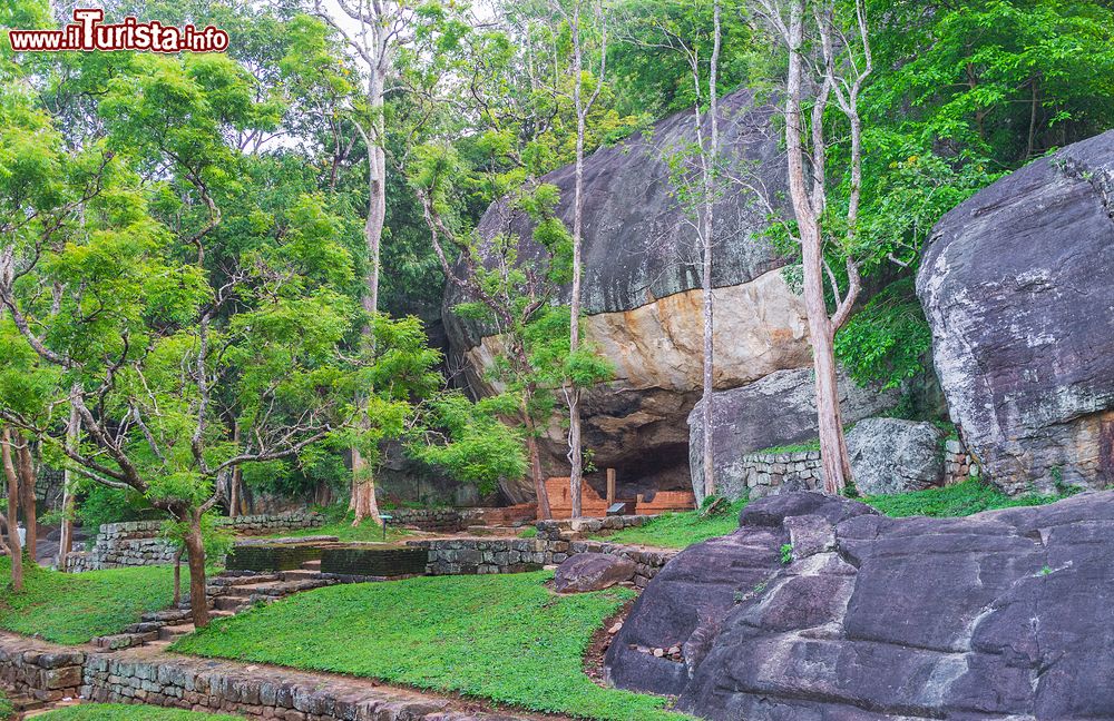 Immagine Le grotte di Sigiriya furono usate nell'antichità dai monaci buddhisti come templi e rifugi. Siamo nel centro dello Sri Lanka, nei pressi di Dambulla.