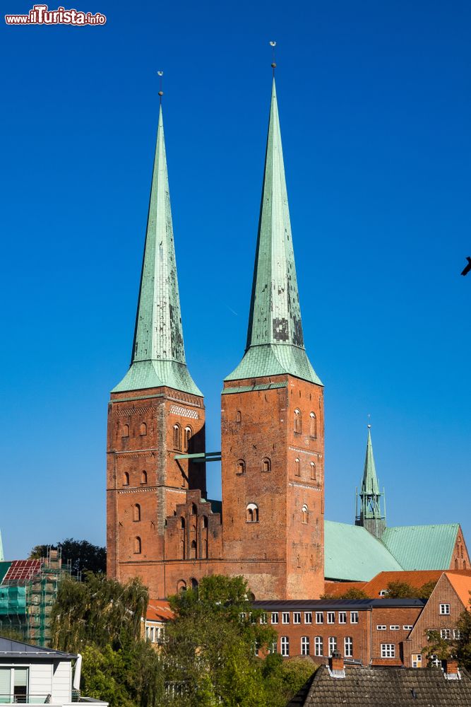 Immagine Le guglie del duomo di Lubecca, Germania. Alti 114,67 metri questi due campanili gemelli sono fra i più alti d'Europa.