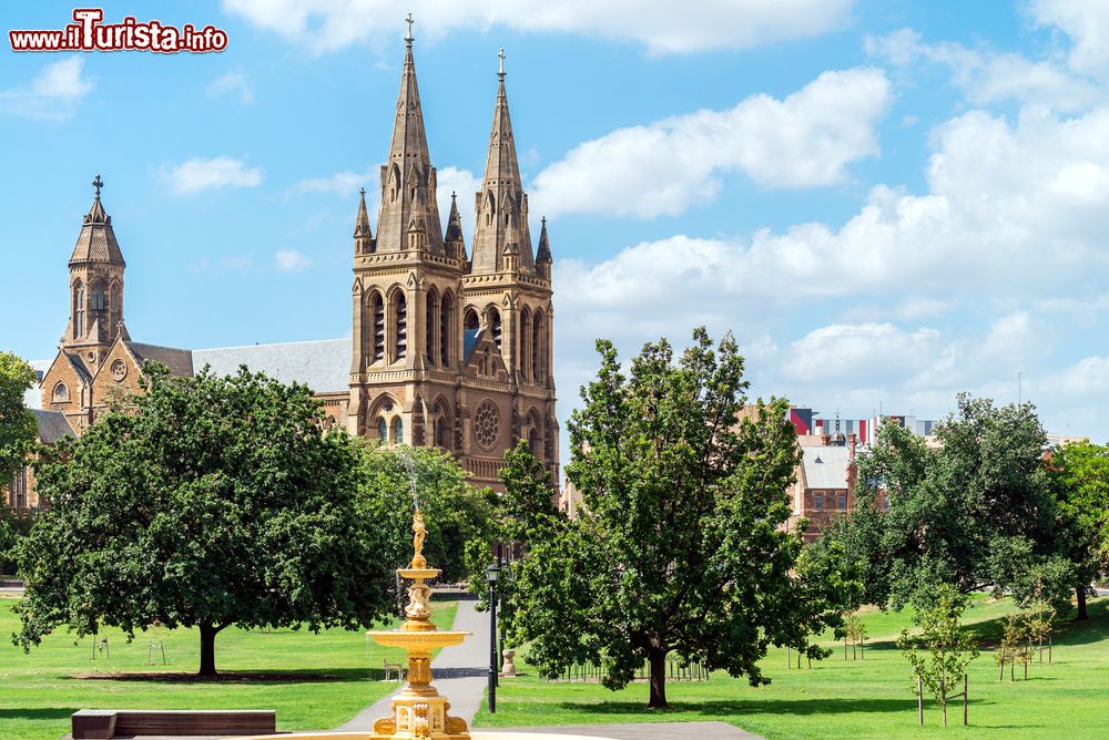 Immagine Le guglie gotiche della cattedrale di San Pietro a Adelaide, Australia.