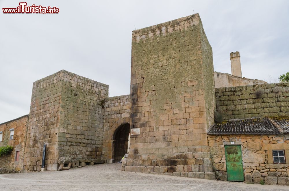 Immagine Le imponenti mura di Castelo Mendo, distretto di Guarda, Portogallo.