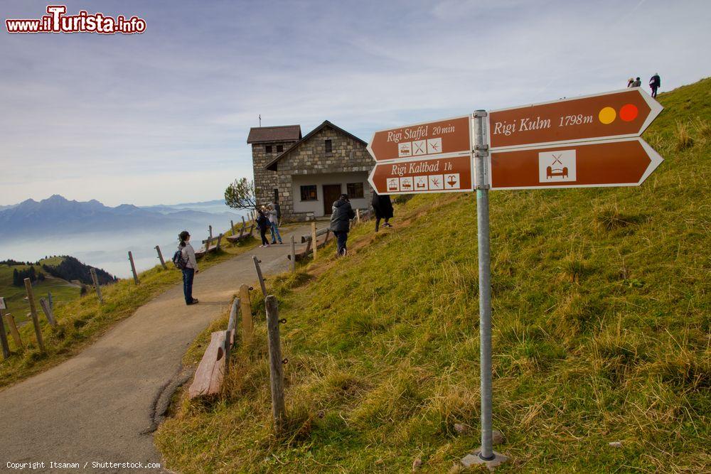 Immagine Le indicazioni per il monte Rigi, Svizzera. Sono circa 35 i km di sentieri escursionistici offerti agli appassionati delle attività outdoor - © Itsanan / Shutterstock.com