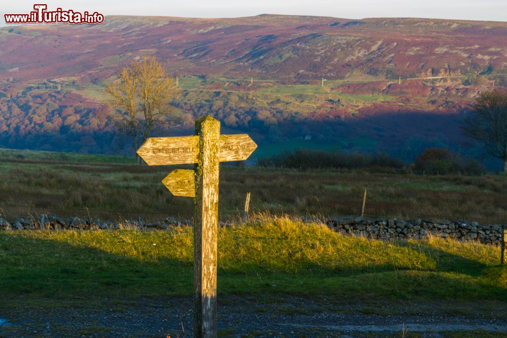 Immagine Le indicazioni verso Pwll Du, Gilwern Hill e Tyla illuminate dagli ultimi raggi di sole a Abergavenny, Galles, UK.