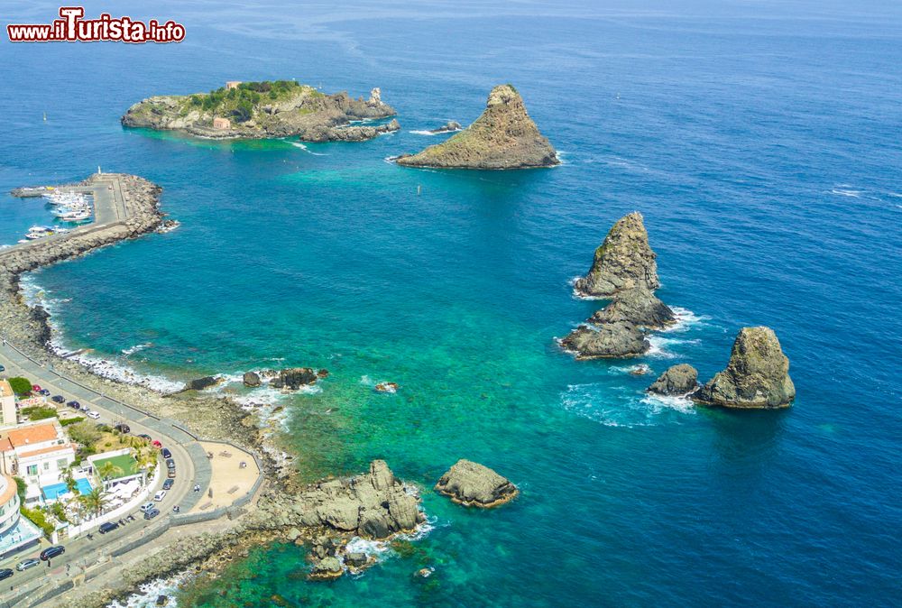 Immagine Le isole dei ciclopi ad Acitrezza, i famosi faraglioni vulcanici della Sicilia