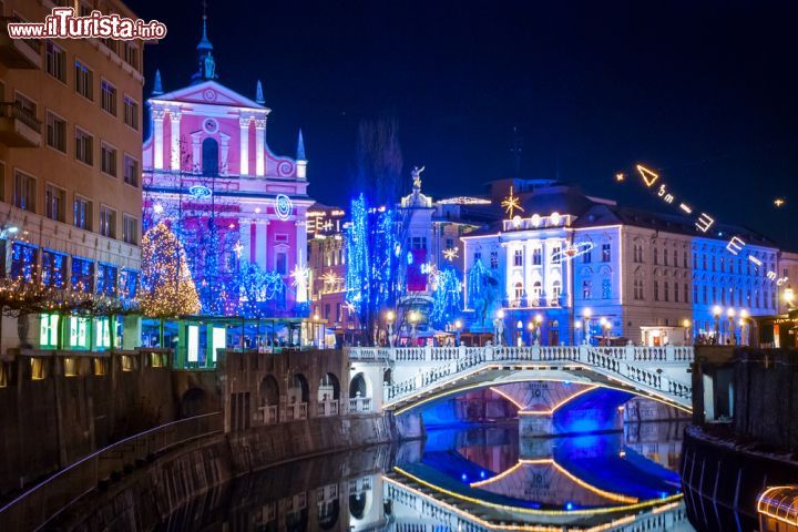 Immagine Le luci del Natale a Lubiana, durante il periodo dei mercatini dell'Avvento - © dinozzaver / Shutterstock.com