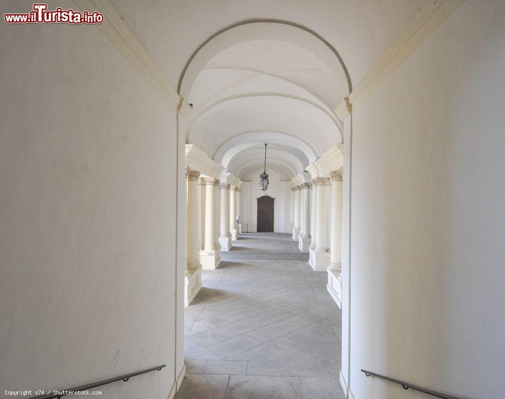 Immagine Un corridoio di passaggio dentro al Castello di Moncalieri in Piemonte - © s74 / Shutterstock.com