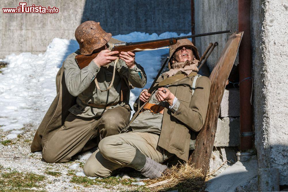 Immagine Le maschere raffiguranti dei soldati al Carnevale di Dreznica in Slovenia - © Xseon / Shutterstock.com