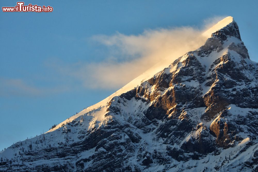 Immagine Le Montagne Rocciose innevate viste dalla città di Fernie, British Columbia, Canada, in una giornata di sole.